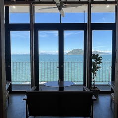 海を間近に感じるオーシャンビューのソファー席は、特別な時間を演出するのに最適です◎ ふかふかのソファーに体を預け、目の前に広がる絶景を独り占めする贅沢を味わえます。お洒落な空間で、大切な方と二人きりのロマンチックなひとときをお過ごしください♪