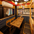 仲間内での飲み会や宴会に最適なテーブル席！内装にもこだわったテーブル席！料理の美味しさを引き立てる内観から生まれる雰囲気も大切にさせて頂きました！少人数～中規模の飲み会、宴会などにもご好評いただいております！新橋駅から徒歩1分の当店で仲間とざっくばらんに打ち解ける宴会をお楽しみください！