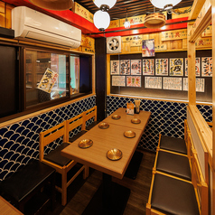 仲間内での飲み会や宴会に最適なテーブル席！内装にもこだわったテーブル席！料理の美味しさを引き立てる内観から生まれる雰囲気も大切にさせて頂きました！少人数～中規模の飲み会、宴会などにもご好評いただいております！新橋駅から徒歩1分の当店で仲間とざっくばらんに打ち解ける宴会をお楽しみください！