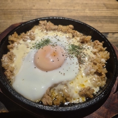 半たまチーズの鉄板オムライス