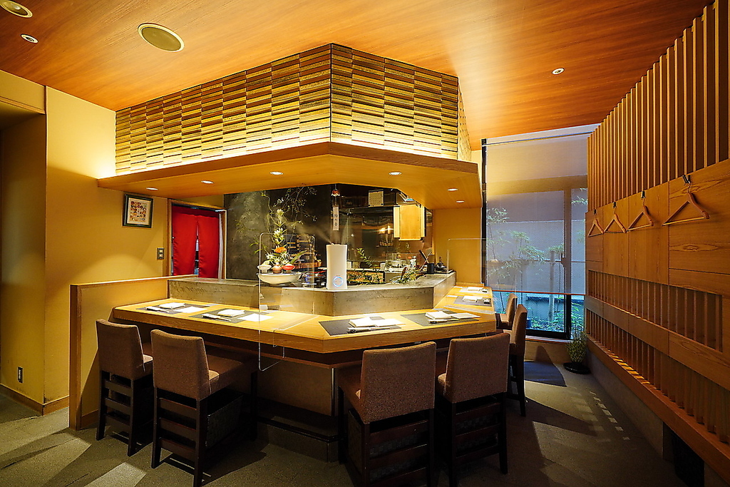 カウンター席での料理人との会話も楽しみのひとつ。お一人様でもお気軽にご来店ください