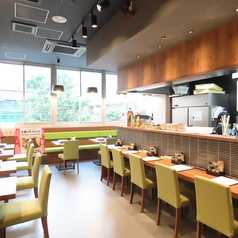 【デートや友人との会話◎】カウンター席は、落ち着いた雰囲気で2人の会話を楽しむのにぴったりな空間です。自然と会話が弾み、心に残る素敵な時間を過ごすことができます。