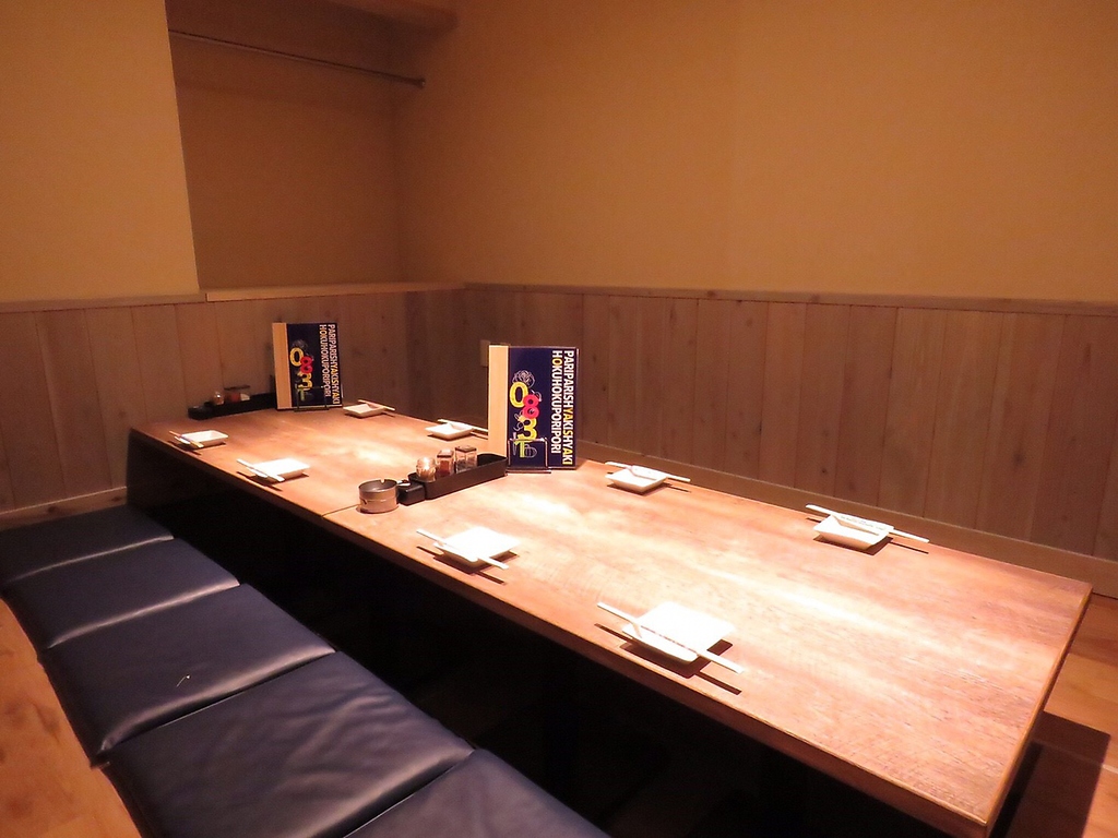 木の温もり溢れる落ち着いた雰囲気の掘りごたつ個室。