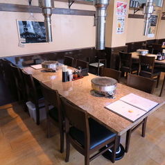 各テーブルに強力な無煙ダクトを配置。安心してお食事をお楽しみいただけます。