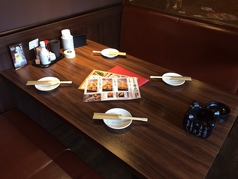 2名様からご利用可能。周りを気にせず、ごゆっくりとお過ごしいただけます。　合コンや女子会、接待にお奨めのテーブル個室。ダウンライトが大人の空間を演出します。時間を忘れ、寛ぎの空間でごゆっくりとお過ごし頂けます。甘木での宴会に◎(甘木・居酒屋・焼き鳥・飲み放題・安い・居酒屋宴会・2時間飲み放題)