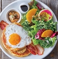 料理メニュー写真&nbsp;熟成ベーコン＆フライドエッグとクラシックパンケーキ