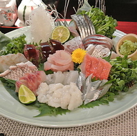 見た目も鮮やかな料理は、盛り付けへの細やかなこだわり