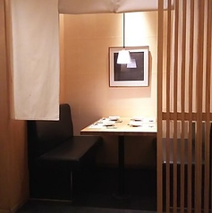 【準個室】静かにゆったりと食事を楽しみたいお客様におすすめの、落ち着いた雰囲気の和空間です。周囲を気にせず、お連れ様との会話が弾むため、接待や記念日、顔合わせなどの大切な会食にご利用いただけます。席数に限りがございますので、事前のご予約をおすすめいたします。