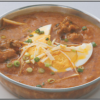 本場のスパイスが織りなす深みのある特製カレー