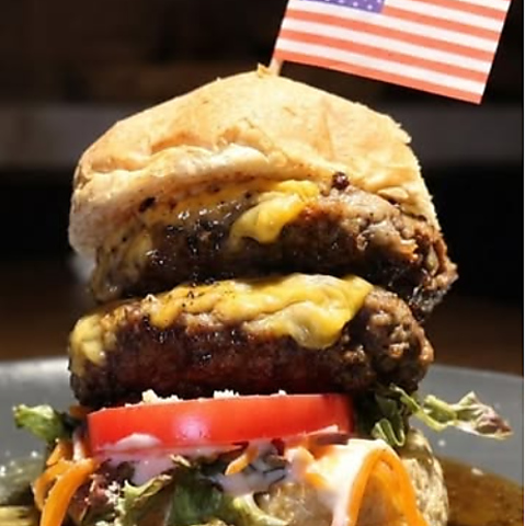 こだわりのハンバーガーとピザ、ワインとカクテルが充実のアメリカンダイナー！