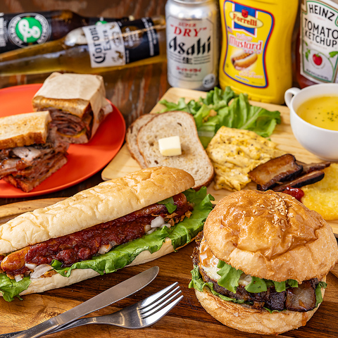 和牛100％パティのバーガーや自家製ベーコン、パストラミが楽しめる店◎