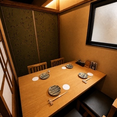 少人数でのご宴会やご会食におすすめの3名様個室。落ち着いた雰囲気の完全個室で、ゆっくりと寛ぎながらお食事をお楽しみください。
