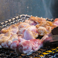 当店自慢の厳選素材＝【阿波尾鶏】【比内地鶏】！ぷりぷりとした食感と濃厚な旨みが特徴です。贅沢な2種類の鶏肉を使用した地鶏料理は焼き物・揚げ物・鍋・様々な一品としてご堪能いただけます。