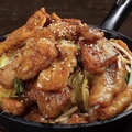 料理メニュー写真 ピリ辛ホルモン鉄板焼き