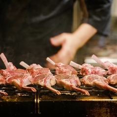 焼き場前のカウンター席は特等席！目の前で色々焼いているのを見たらついつい食べたくなり追加注文し過ぎに注意！