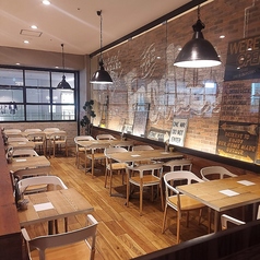 JOURNAL STANDARDが提案するおしゃれなハンバーガーカフェ♪入った瞬間にアメリカ！な美味しい活気と空間は、趣ある木の質感とアイテムで外国情緒タップリ☆