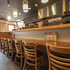 全6席の落ち着いたカウンター席は、お一人様でも気兼ねなく過ごせる特等席。スタッフとの会話を楽しんだり、目の前で仕上がる料理を眺めたりと、カウンターならではの醍醐味を存分に味わえます。仕事帰りの一杯や自分へのご褒美に、ゆったりとした贅沢な時間を過ごしませんか。