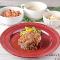 料理メニュー写真&nbsp;ハンバーグ（りんごと玉ねぎのソース/きのこのホワイトソース）
