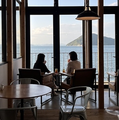 6名様までご利用可能なテーブル席は、少人数のパーティーやご家族でのご利用に最適です◎ 複数卓ご用意しておりますので、隣接させて大人数での利用も可能。開放的な店内で、美しい瀬戸内海を眺めながら、心ゆくまで楽しい時間をお過ごしいただけます♪