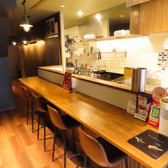 1Fのカウンター席です。おひとり様も気軽にご来店ください☆