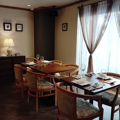 【テーブル席】貸切も15名様から承ります。立食の場合最大35名様までご利用できます。