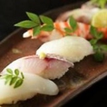 当日仕入れたお寿司を毎日ご提供しています。お召上がりいただく魚はすべて天然物の新鮮の魚です。シャリは季節の温度や湿度に合わせて最適な米を選択しています。