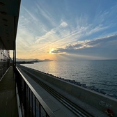 SETO ramaの最大の魅力は、息をのむほど美しい瀬戸内海の景色を存分にお楽しみいただけることです◎ 大きな窓からは、穏やかな海と空が織りなすパノラマビューが広がり、時間帯によって様々な表情を見せます。この絶景が、お料理やドリンクをより一層美味しく感じさせるでしょう♪