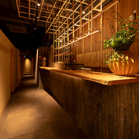 木の温もりを感じる落ち着いた大人の空間