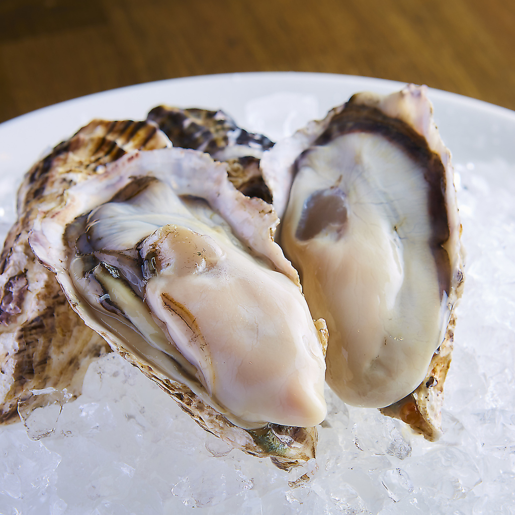 生牡蠣は醤油はポン酢、タバスコなどお好きな味付けで食べられます。