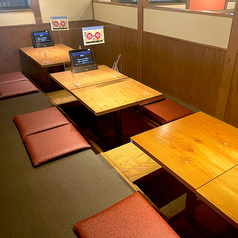 【2～6名様向け】ゆっくりとお過ごしいただける掘りごたつになっています。こだわりの「にんにく醤油だれ」で焼き上げる焼き鶏や、濃厚コラーゲンスープの「博多水炊き」などの鶏料理を多数ご用意しております。