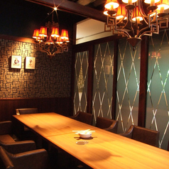 アンティークな照明が彩るお洒落な5名様用の個室です♪
