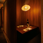 2名様～ご利用可能な個室席を完備！お席で喫煙も可能です！周囲を気にせず仲間とワイワイ楽しむ宴会に最適！ゆったりくつろげる居心地の良さも抜群で、お酒と料理を味わいながらお過ごしください！