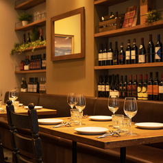 世界各国のワインがずらっと並んだカジュアルでおしゃれな雰囲気☆