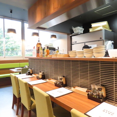 お店の人とコミュニケーションを取ることができるのもカウンター席の魅力です。料理の説明やおすすめメニューを聞いたり、会話を楽しむことで、より深い食体験が得られます！