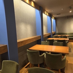 木のぬくもり感じる落ち着いた空間◎片側ソファータイプのお席は、お子様連れのママ会ランチにもおすすめです♪