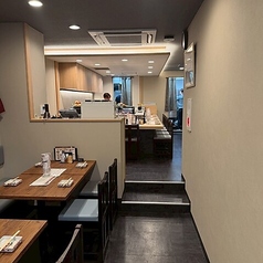 テーブル間は広々としており、世代やシーンを問わずリラックスしながら美食を愉しむひとときをお過ごしいただけます。