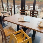 こだわりのインテリアが素敵な店内◎お席はテーブルやテラス席を完備しています。キッズスペースも有