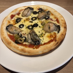 牡蠣とオリーブのトマトソースピザ
