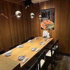 大切な方との食事や、周りを気にせずにお食事を楽しみたいお客様におすすめの半個室です。最大8名様までご利用可能な長テーブルをご用意しております。