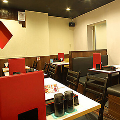 洗練された店内には、広々としたテーブルを多数配置。人数に合わせてご案にいたします。