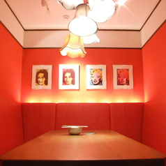 女子会・誕生日会にオススメ！赤が可愛い8名様用のソファー個室です♪