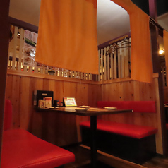 デートや少人数での飲み会にぴったりな4名様用のテーブル席を備えております。大切な方とゆったり過ごす特別な時間はもちろん、普段使いや親しい友人との集まり、女子会等、シーンに合わせて気軽にご利用いただけます。心地よい空間で素敵なお食事のひとときをお過ごしください。皆様のご来店を心よりお待ちしております♪