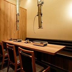 プライベート感のある半個室♪温かみのある照明が心地よく、カジュアルなランチからディナーまで、どんなシーンでもリラックスできる居心地の良いお席です！人数に応じてお席をご案内します。