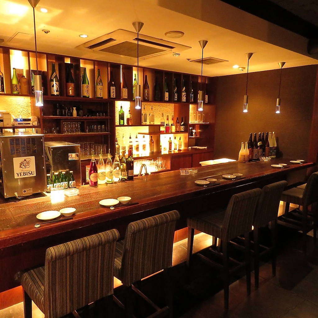 フォトジェニックなカウンター席で空間とお酒を楽しむ♪個室席もご用意しております。