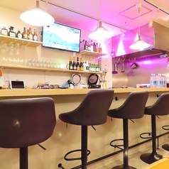 【デートや女性お一人様からでもお気軽にどうぞ！】カウンター席は席の感覚をあけるのはもちろん、キッチン・隣の席との仕切りを用意しておりますので感染症対策もバッチリ！お気軽に安心してお楽しみ頂けます