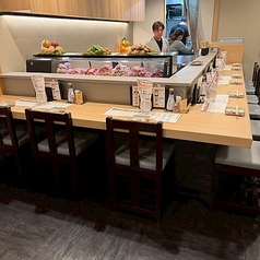 ほんのりと懐かしさを感じさせる、温かみのある昭和の小料理屋風の店内。落ち着いた雰囲気なので接待やデートにも◎