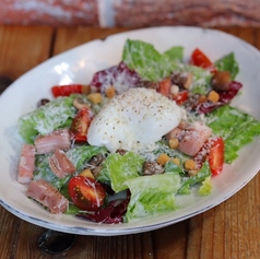 ポーチドとベーコンのシーザーサラダ