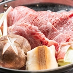 当店イチオシの産直宮崎牛すき焼き鍋！上質な肉の旨味をお酒とともにじっくりとご堪能ください