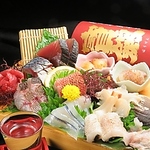 魚屋直営ならではの鮮度と美味しさ！旬の魚を『新鮮』『美味しい』『美しい』の3拍子でご提供します