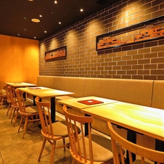 合コンや女子会、接待におすすめのテーブル個室をご用意しております。ダウンライトが大人の空間を演出致します。当店自慢のお食事をごゆっくりお楽しみいただける個室となっておりますので、ご希望のお客様はご予約がおすすめです♪